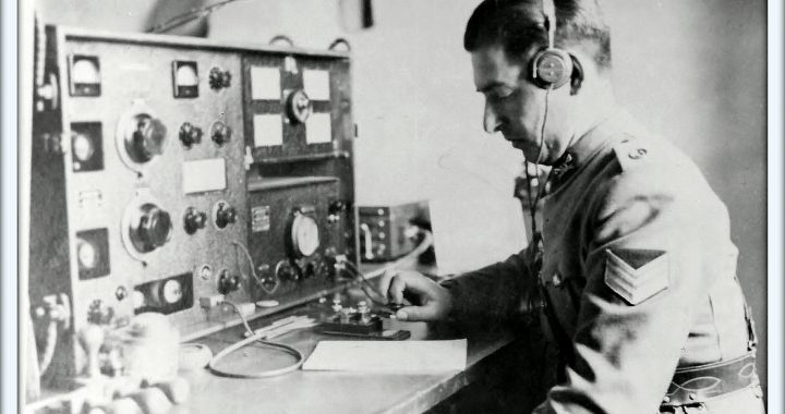 Foto en blanco y negro de un hombre trabajando en el telegrafo